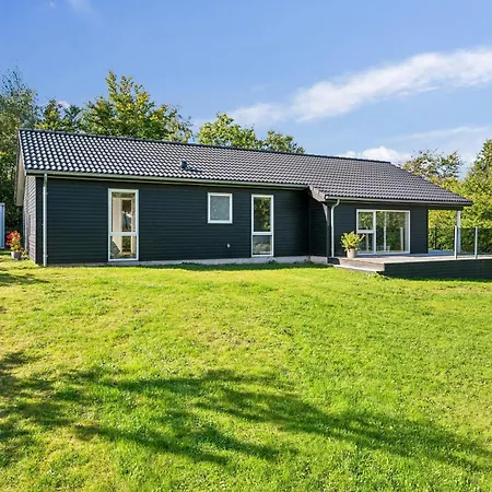 Дом отдыха Beautiful And Well-maintained With A Large Terrace, Two Bathrooms And A Lovely Natural Plot Close To The Beach, Forest And Ebeltofts *