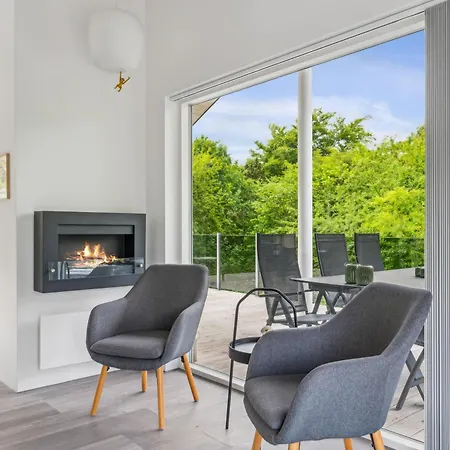 Beautiful And Well-maintained With A Large Terrace, Two Bathrooms And A Lovely Natural Plot Close To The Beach, Forest And Ebeltofts *