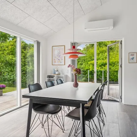 Beautiful And Well-maintained With A Large Terrace, Two Bathrooms And A Lovely Natural Plot Close To The Beach, Forest And Ebeltofts Эбельтофт