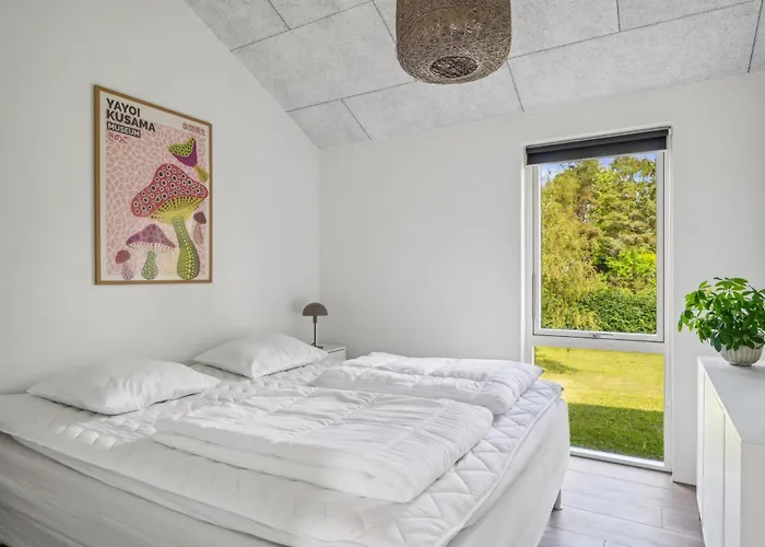 Beautiful And Well-maintained With A Large Terrace, Two Bathrooms And A Lovely Natural Plot Close To The Beach, Forest And Ebeltofts *